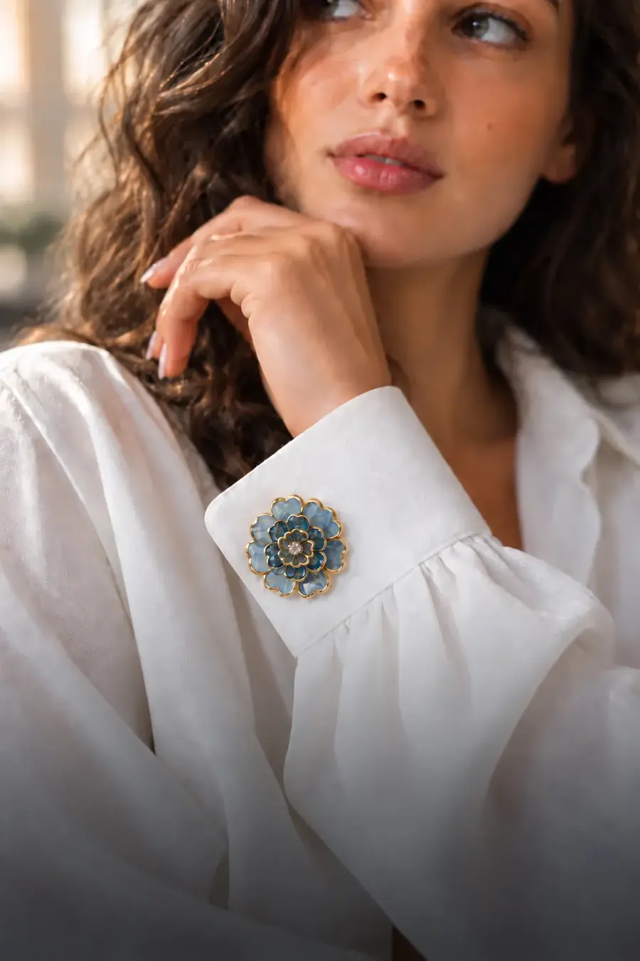 Kbutton IMPERIAL BLUE – modrý kvetinový klip na bielej košeli
