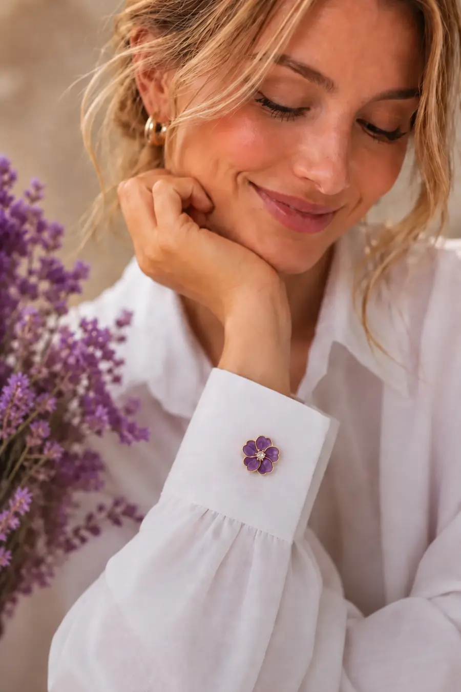 Kbutton VIOLETTA – fialový kvetinový klip na manžete bielej košele